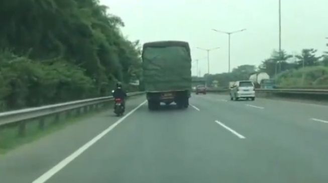 Tangkapan layar video viral pemotor masuk tol JORR, Rabu (19/5/2021). [Instagram@warung_jurnalis]