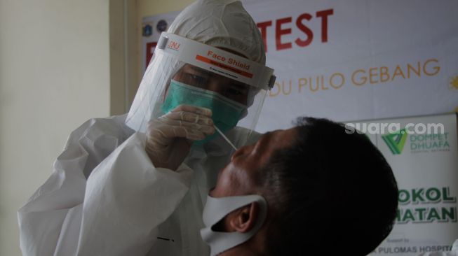 Pemudik mengikuti tes antigen di ruang tunggu  Terminal Pulo Gebang, Jakarta, Rabu (19/5/2021).  [Suara.com/Dian Latifah]

