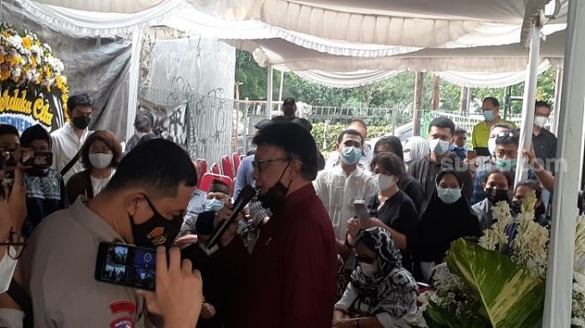 MenPAN RB, Tjahjo Kumolo saat berpidato di acara pemakaman Wimar Witoelar di TPU Tanah Kusir. (Suara.com/Yaumal)