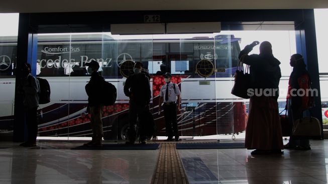 Pemudik mengantre untuk pengecekan surat sehat di Terminal Pulo Gebang, Jakarta, Rabu (19/5/2021).   [Suara.com/Dian Latifah]
