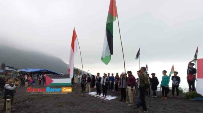 Diiringi Gema Takbir, Bendera Palestina Berkibar di Gunung Galunggung