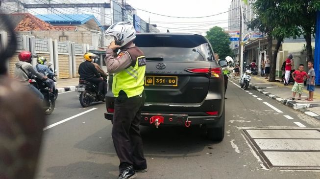 Pakai Plat Dinas Polri Palsu, Pengendara Fortuner Diamanakan Polisi