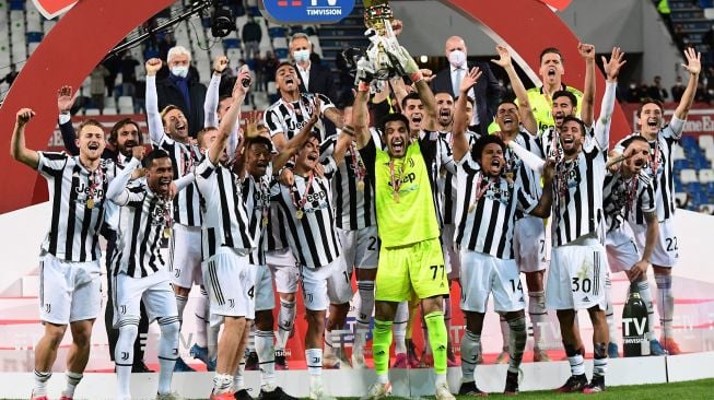 Kiper Juventus Gianluigi Buffon memegang trofi pemenang bersama para pemain Juventus saat merayakan kemenangan final pertandingan sepak bola Piala Italia (Coppa Italia) Atalanta melawan Juventus di Stadion Mapei, Reggio Emilia, Kamis (20/5/2021) dini hari WIB. Miguel MEDINA / AFP