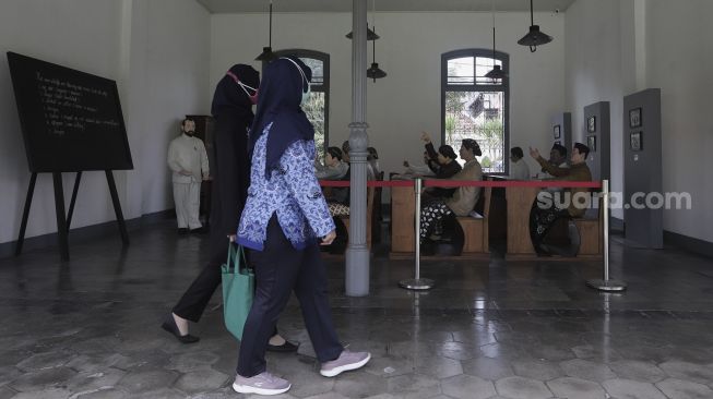 Petugas berjalan melintasi diorama sejarah di Museum Kebangkitan Nasional (ex Gedung Stovia), Jakarta, Kamis (20/5/2021). [Suara.com/Angga Budhiyanto]