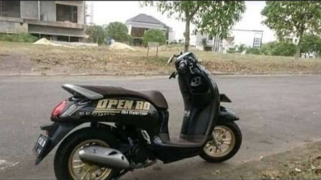 Kelakuan Penunggang Scoopy, Pasang Stiker Nyeleneh Kekasih Ogah Dibonceng