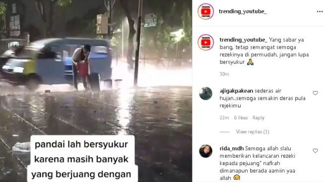 Aksi penjual punguti sampah saat hujan (instagram.com/@trending_youtube_)