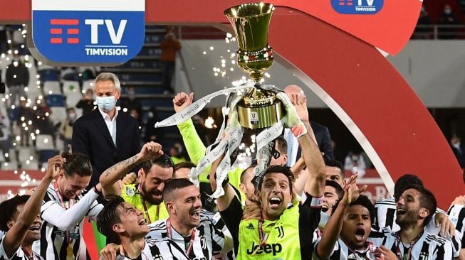 Ketahuan Tuanya, Buffon Juara Coppa Italia Bareng Chiesa Senior dan Junior