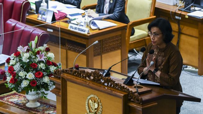 Menteri Keuangan Sri Mulyani menyampaikan tanggapan pemerintah pada rapat paripurna DPR ke-18 masa persidangan V tahun 2020-2021 di kompleks parlemen Senayan, Jakarta, Kamis (20/5/2021). ANTARA FOTO/Galih Pradipta
