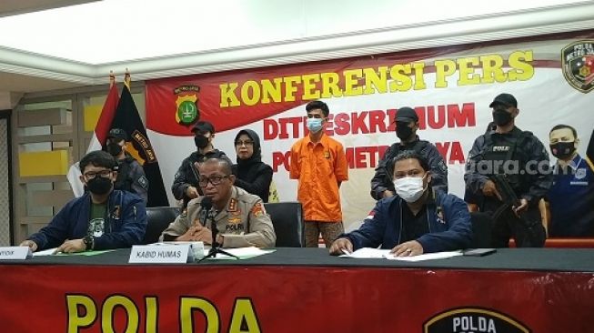 Subdit Jatanras Ditreskrimum Polda Metro Jaya menangkap Rangga Tias Saputra (26) rumah saudaranya di Nanggung, Bogor, Jawa Barat, pada Rabu (19/5) kemarin. (Suara.com/Yasir)