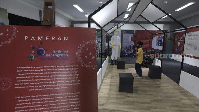 Pengunjung mengamati koleksi sejarah dalam Pameran Refleksi Kebangkitan Melawan Pandemi di Museum Kebangkitan Nasional (ex Gedung Stovia), Jakarta, Kamis (20/5/2021). [Suara.com/Angga Budhiyanto]