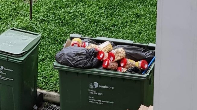 Viral Kue Lebaran Dibuang ke Tempat Sampah, Warganet Geram. (Dok: Facebook/Asyurah Rose Lan)