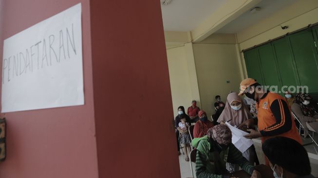 Warga yang telah balik dari mudik mendaftaran diri untuk menjalani swab test antigen di GOR Kelurahan Kampung Makasar, Jakarta, Kamis (20/5/2021). [Suara.com/Angga Budhiyanto]