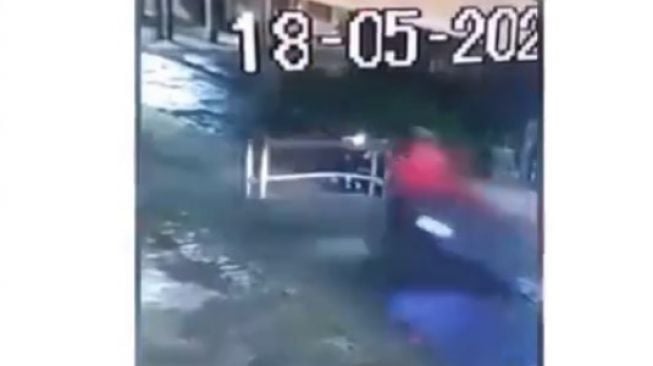 Viral Remaja Iseng Taruh Meja di Tengah Jalanan Gelap, Pemotor Jadi Korban