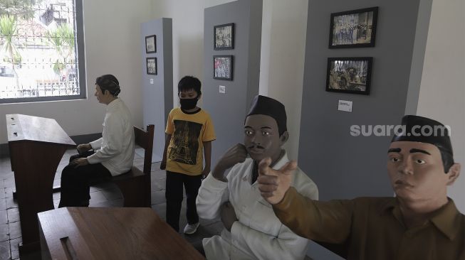 Pengunjung mengamati diorama sejarah di Museum Kebangkitan Nasional (ex Gedung Stovia), Jakarta, Kamis (20/5/2021). [Suara.com/Angga Budhiyanto]