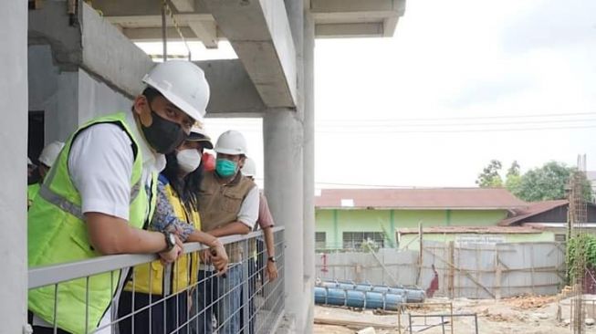 Wali Kota Medan Bobby Nasution dan Kementerian PUPR meninjau pembangunan pasar dengan konsep green building. [Ist]