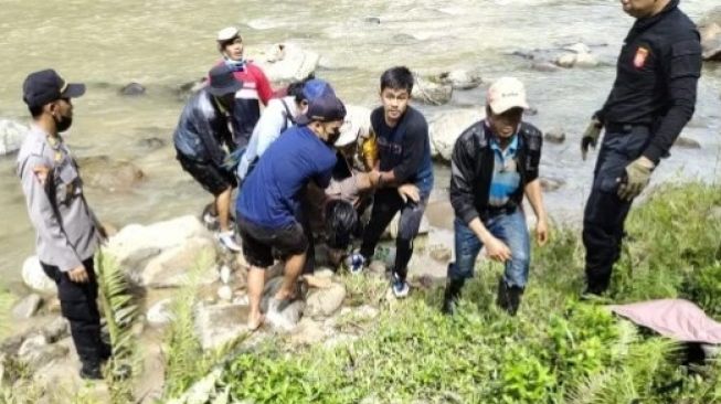 Perahu Karet Terbalik Saat Operasi, Satu Polisi Meninggal Dunia