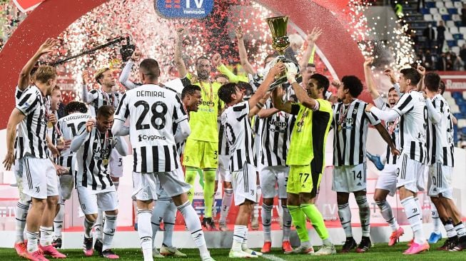 Kiper Juventus Gianluigi Buffon memegang trofi pemenang bersama para pemain Juventus saat merayakan kemenangan final pertandingan sepak bola Piala Italia (Coppa Italia) Atalanta melawan Juventus di Stadion Mapei, Reggio Emilia, Kamis (20/5/2021) dini hari WIB. Miguel MEDINA / AFP