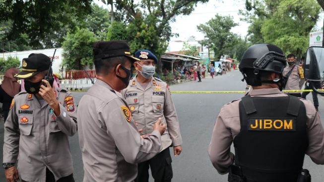 Kasubden Jibom Detasemen Gegana Brimob Polda Sumut AKP Daud Pelawi turun ke lokasi penemuan benda mencurigakan. [Ist]