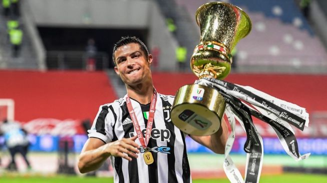 Selebrasi megabintang Juventus, Cristiano Ronaldo usai menjuarai Coppa Italia 2020/2021 di Mapei Stadium, Sassuolo, Kamis (20/5/2021). [Miguel MEDINA / AFP]