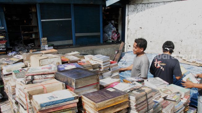 Pedagang membersihkan puing-puing bekas kebakaran di Kawasan Pasar Senen, Jakarta, Kamis (20/5/2021).  [Suara.com/Dian Latifah]