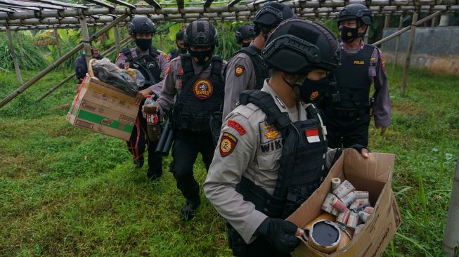 Polisi mengamankan balon udara dan petasan dari warga saat razia di Pekalongan, Jawa Tengah, Kamis 20/5/2021.  ANTARA FOTO/Harviyan Perdana Putra
