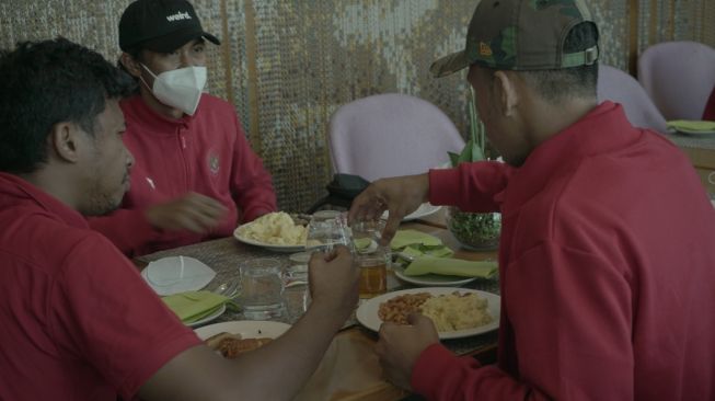 Skuat Timnas Indonesia saat sedang makan (dok. PSSI).