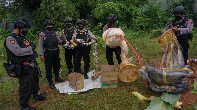 Polisi mengamankan balon udara dan petasan dari warga saat razia di Pekalongan, Jawa Tengah, Kamis 20/5/2021.  ANTARA FOTO/Harviyan Perdana Putra
