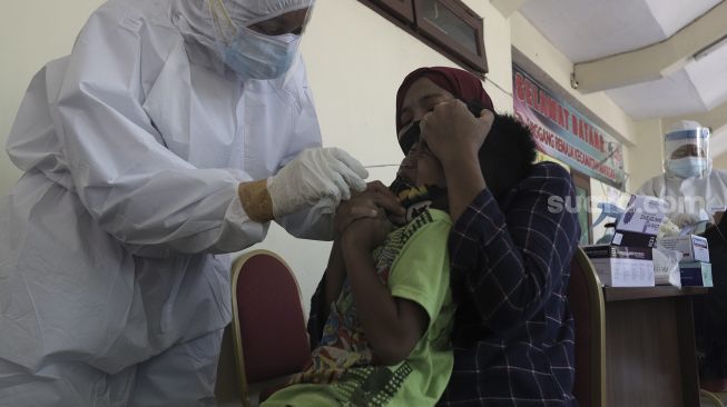 Warga yang telah balik dari mudik menjalani swab test antigen di GOR Kelurahan Kampung Makasar, Jakarta, Kamis (20/5/2021). [Suara.com/Angga Budhiyanto]