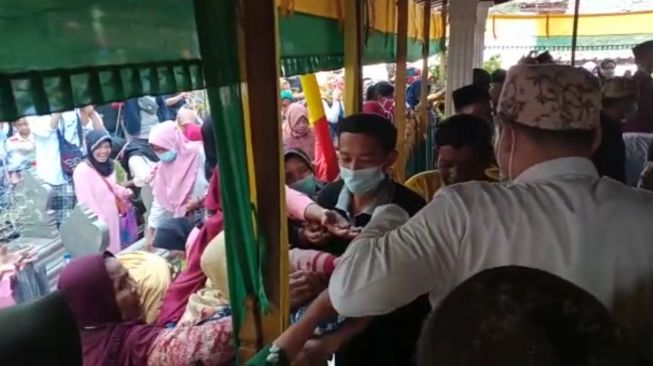 Warga Cirebon Berebut Koin Jimat Keramat di Grebeg Syawal