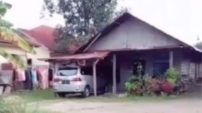 Viral Tetangga Nyinyir 'Rumah Gubuk Punya Mobil', Warganet: Iri Bilang Bos!