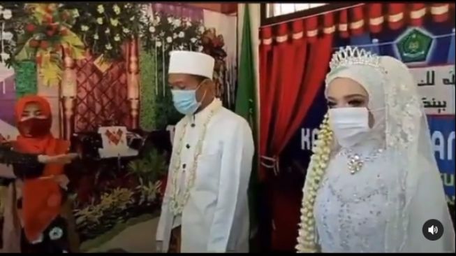 Pengantin nyanyikan lagu Indonesia Raya (instagram.com/@borobudurnews)