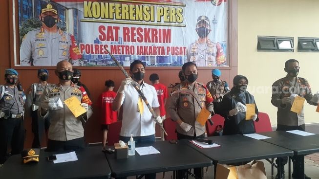 Polres Jakpus saat menunjukkan barang bukti terkait kasus tawuran di Kemayoran yang memakan korban. (Suara.com/Yaumal)