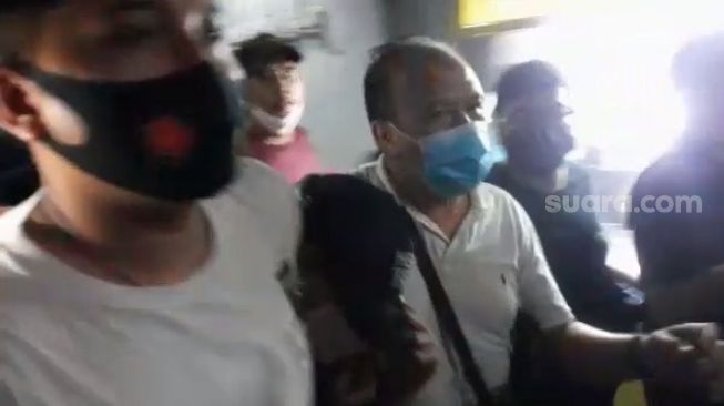 WH, seorang ayah yang viral aniaya bocah perempuannya, ditangkap aparat kepolisian Polres Tangsel di dekat kost-kostan di kawasan Pondok Jagung Timur, Serpong Utara, Kota Tangerang Selatan (Tangel), Kamis (20/5/2021), [Suara.com/Wivy Hikmatullah]