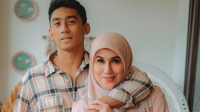 Marini Zumarnis bersama putranya, Daffa Wardhana. [Instagram]