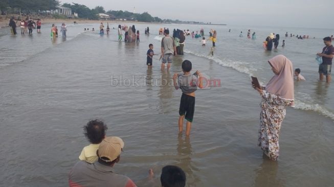 Di Tengah Kekhawatiran Covid-19, Warga Mandi Bersama di Pantai Asmoroqondi