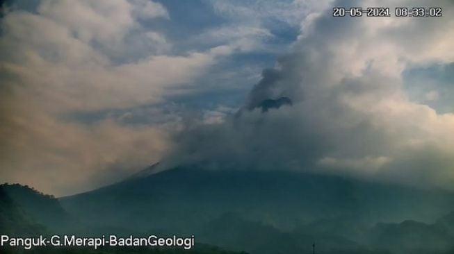 Pagi Ini Merapi Muntahkan Awan Panas ke Barat Daya Sejauh 1,8 Kilometer