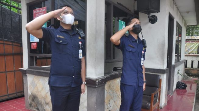 Warga yang berada di sekitar Pemprov Jateng lansung menyanyikan Indonesia Raya menyambut hari kebangkitan nasional