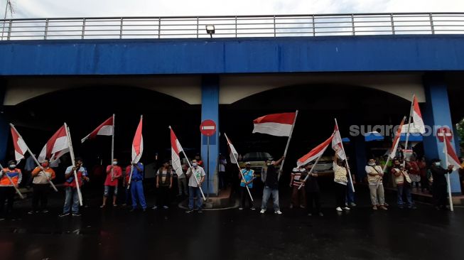 Penumpang hingga Pegawai Terminal Tirtonadi Nyanyikan Indonesia Raya