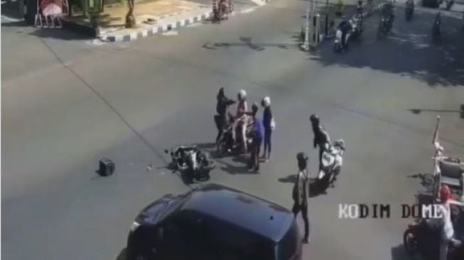 Tabrakan di Persimpangan, Viral 2 Pemotor Ribut di Tengah Jalan