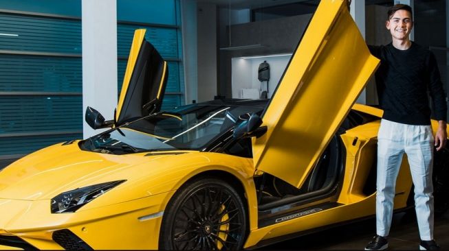 Paulo Dybala membeli produk Lamborghini Aventador untuk merayakan gol e-100 [Carscoops].