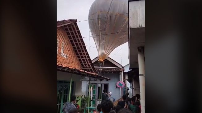 Balon tersangkut di atap rumah warga (tiktok.com/@mifta.farid)