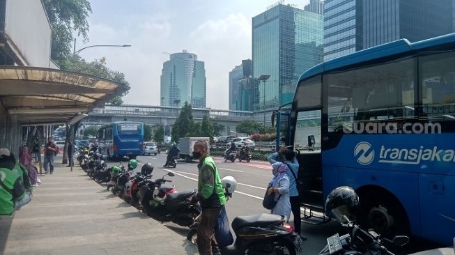 Penampakan Halte Mapolda Metro Jaya, lokasi jenazah terlempar usai ambulans yang ditabrak mobil box pada Rabu (19/5/2021) dini hari. (Suara.com/Arga)