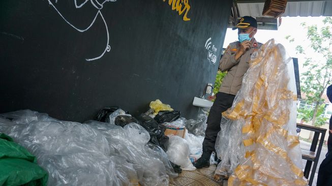 Polisi mengamankan balon udara dan petasan dari warga saat razia di Pekalongan, Jawa Tengah, Kamis 20/5/2021.  ANTARA FOTO/Harviyan Perdana Putra
