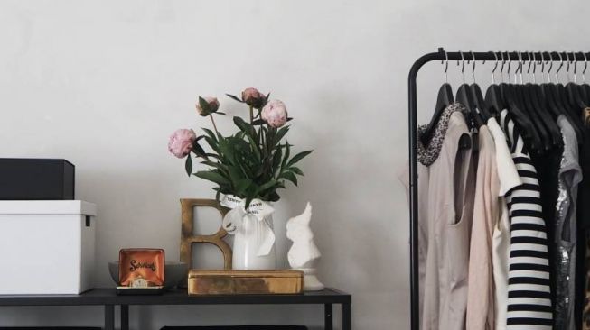 Cara Kreatif Menyimpan Baju Tanpa Lemari Namun Tetap Rapi 