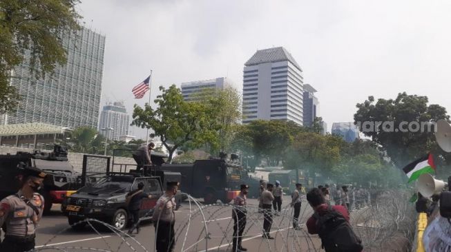 Aparat kepolisian mengamankan aksi bela Palestina di Kedubes AS, Jakarta Pusat, yang dilakukan sejumlah masas, Jumat (21/5/2021). [Suara.com/Yaumal Asri Adi Hutasuhut]