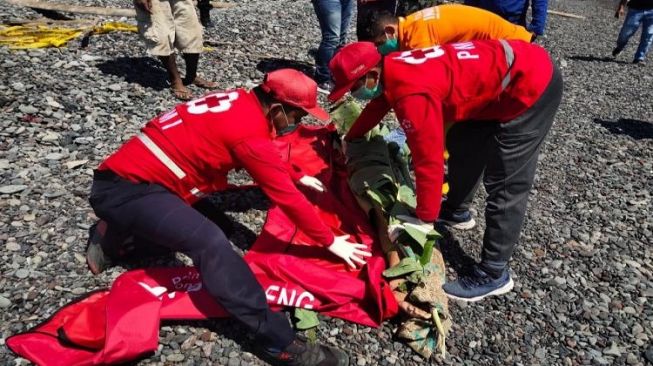 Geger Mayat Bugil Tergeletak di Pantai Desa Tejakula Buleleng