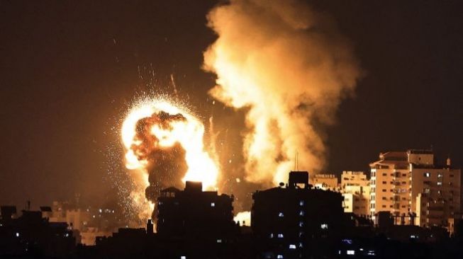 Penampakan ledakan akibat roket yang ditembakan oleh pasukan Israel ke Jalur Gaza [Foto:AFP]