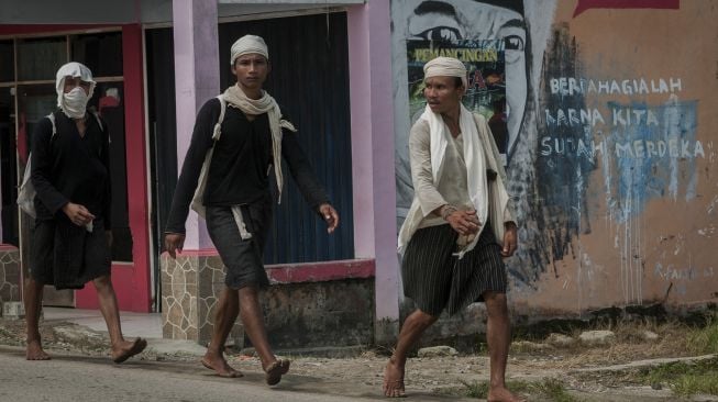 Sejumlah warga Baduy Dalam berjalan menuju kota Rangkasbitung di Lebak, Banten, Jumat (21/5/2021). [ANTARA FOTO/Muhammad Bagus Khoirunas]