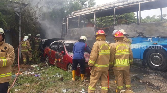 Kronologi Bus hingga Mobil Polisi Hangus Terbakar di Pos Transit Mampang