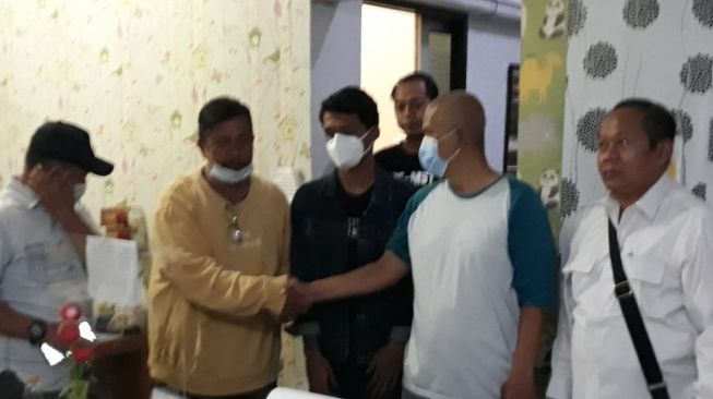 Anggota DPRD Kota Bekasi Ibnu Hajar Tanjung menyerahkan anaknya ke Polisi.[Istimewa]